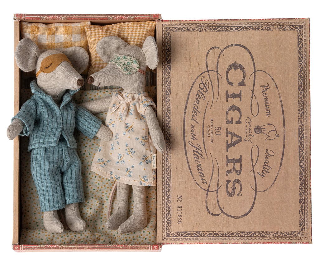 MUM AND DAD MICE IN CIGARBOX