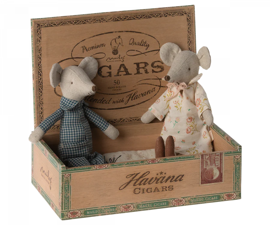 GRANDMA AND GRANDPA MICE IN CIGARBOX