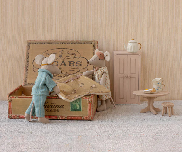 Mum & Dad In Cigarbox 2026