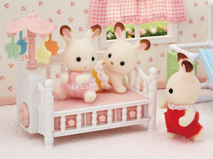 CRIB WITH MOBILE