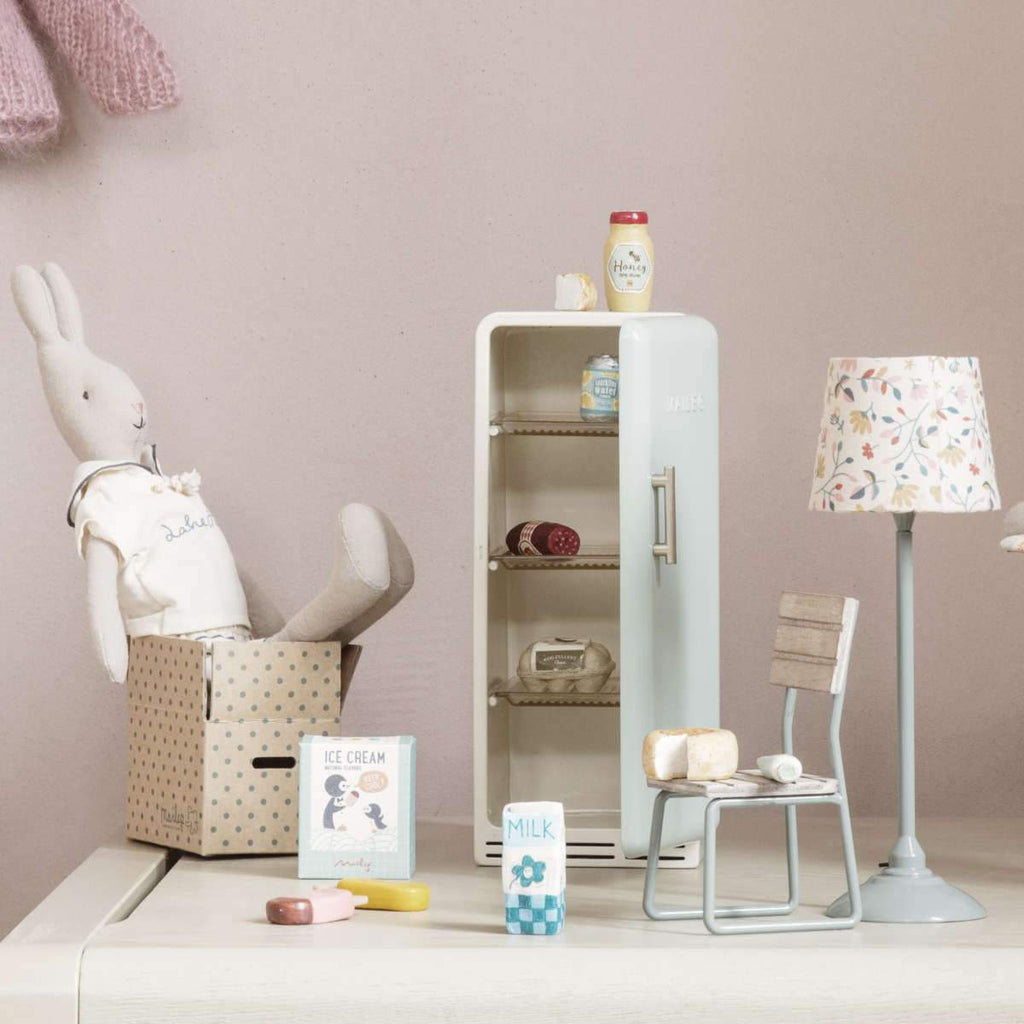 BREAD BOX WITH CUTTING BOARD AND KNIFE