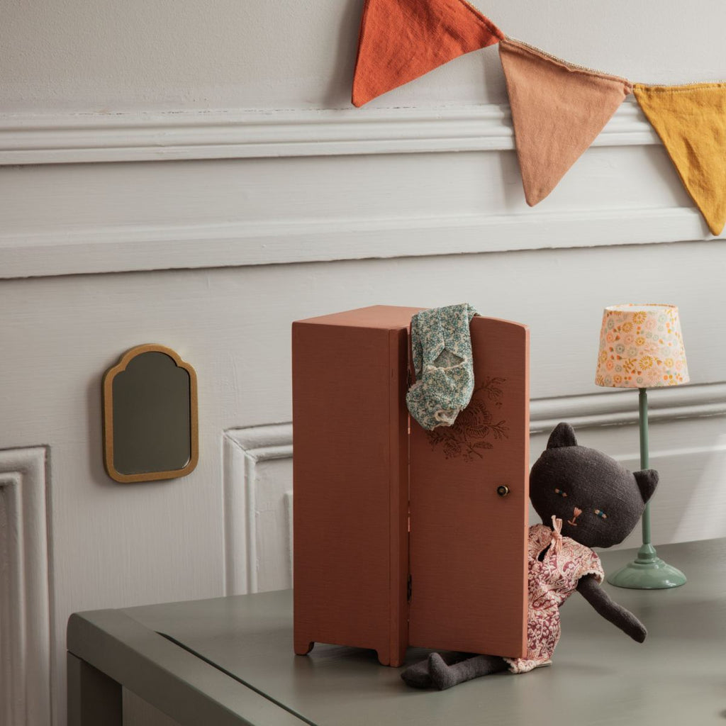 MINIATURE WOODEN CLOSET